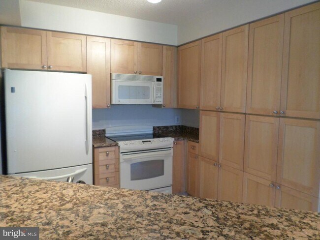 Building Photo - 3101 N Hampton Dr