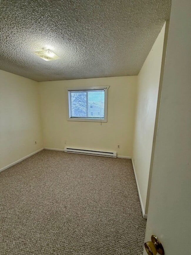 Building Photo - 2 Bedroom 1 Bath Duplex - NEW LOW PRICE