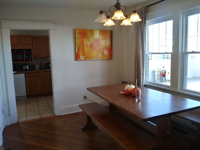 Interior Photo - 412 S. Ballantine