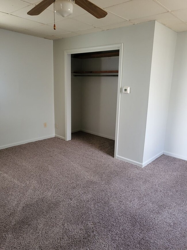 Building Photo - 1 bed house with washer dryer hook up