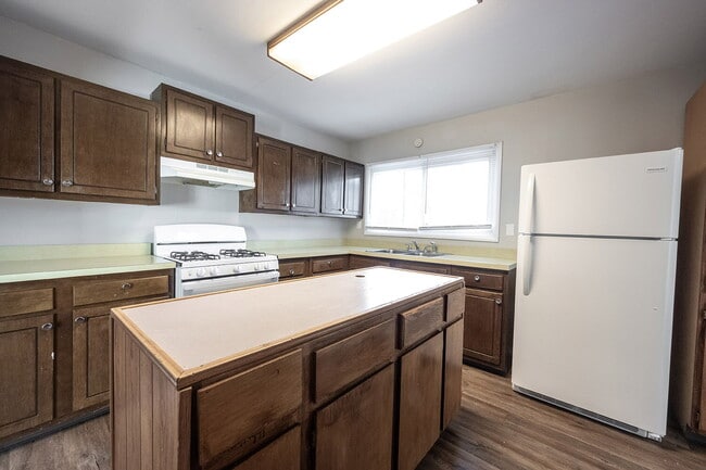 Building Photo - "Charming 3-Bed, 2-Bath Gem on E 35th St w...