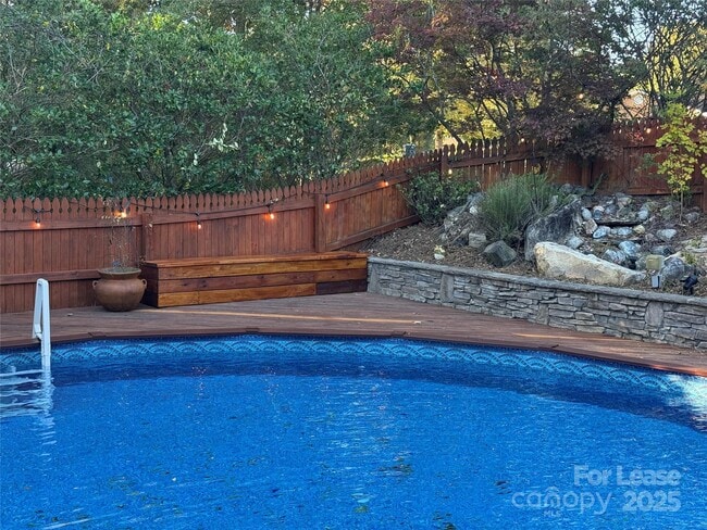 Building Photo - 1011 Lakeshore Dr