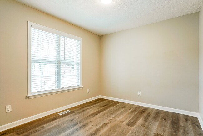 Building Photo - 121 Westonridge Run