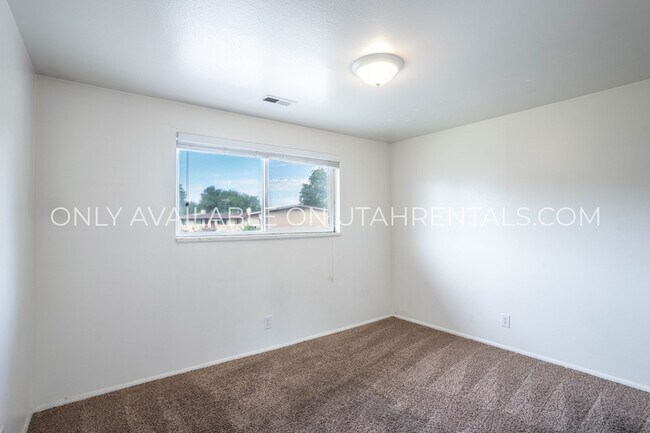 Building Photo - 1050 W 1050 S