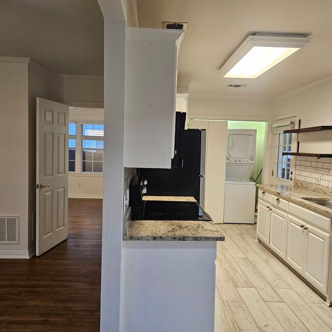 Building Photo - Bradley Duplex