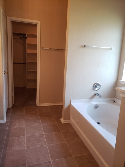 soaking tub - 3716 Hermalinda Dr