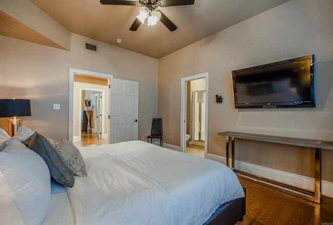 Building Photo - 612 Center St