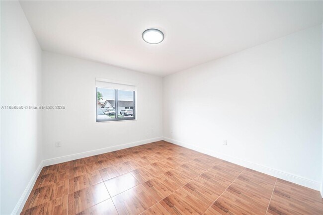 Building Photo - 1001 NW 127th Pl