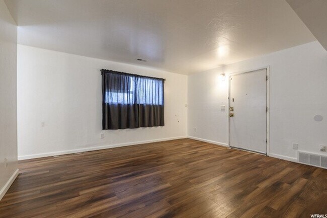 Building Photo - 2523 S Lakecrest Dr
