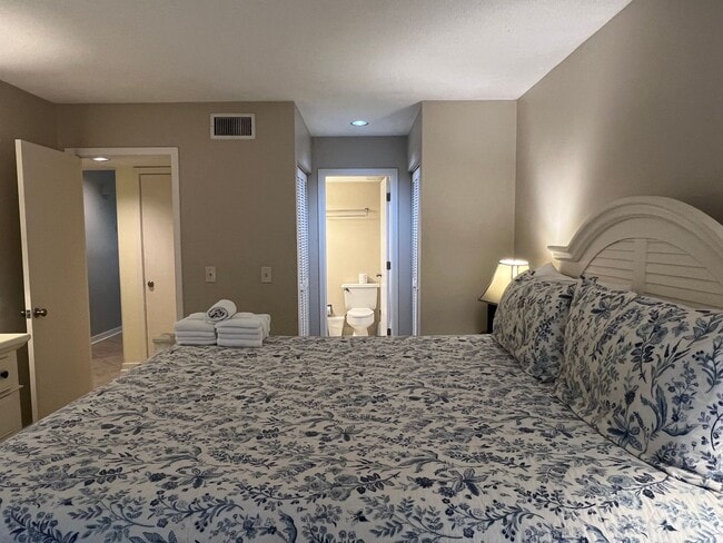 Building Photo - Unfurnished First Floor 3BR Condo in Sea P...