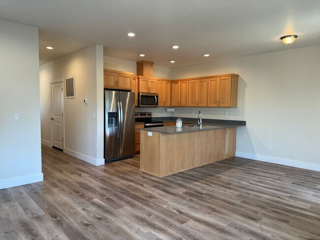 Building Photo - Newer 3 bedroom, 2.5 bath duplex in desirable neighborhood!