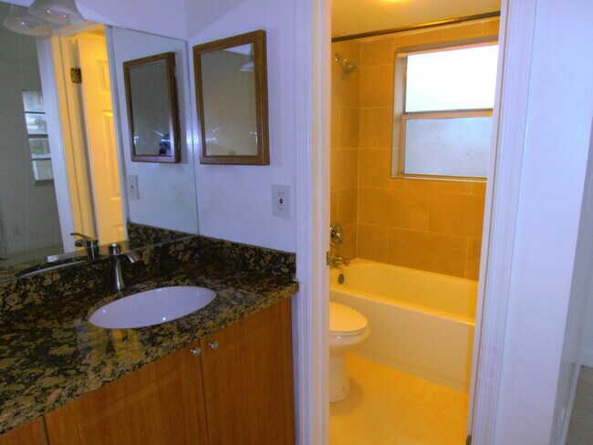 Building Photo - 877 Twin Lakes Dr