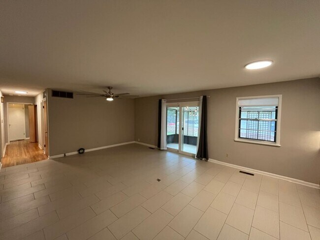 Building Photo - Very Nice 3 Bedroom 2 Bathroom House near the University of Arkansas Little Rock