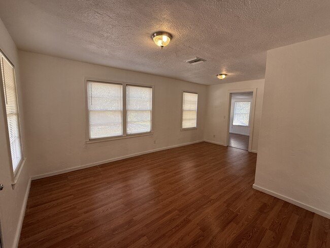 Building Photo - 656 NE Lake Dr