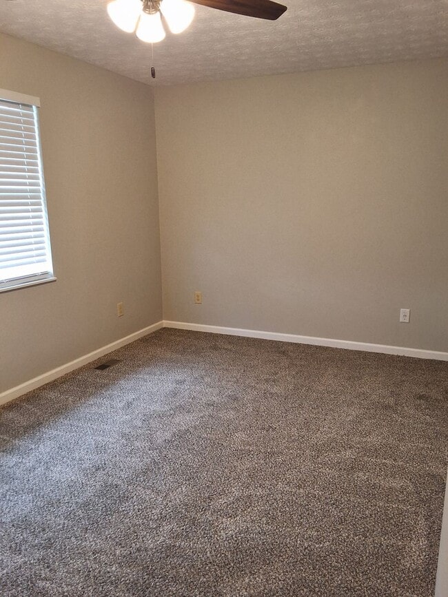 Building Photo - Strawberry Plains, 37871 - 3 bedroom, 2 bath home - Contact Sharon Arnwine (865) 313-7215