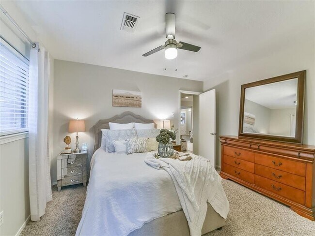 Building Photo - 401 Reta Dr