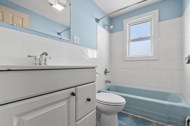 Building Photo - 8 Kings Rd