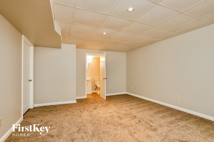 Building Photo - 515 Misty Moss Ln