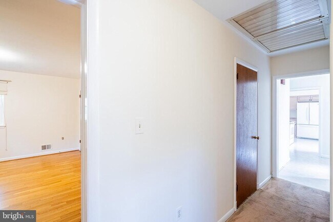 Building Photo - 6608 Fairlawn Dr