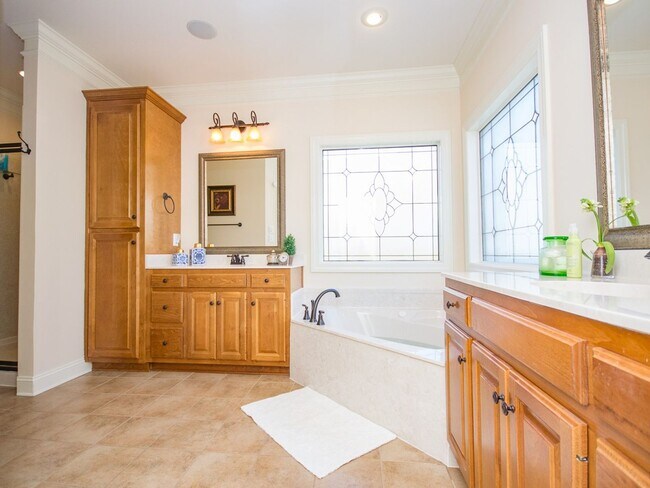 Building Photo - Lake Forest Subdivision. Enjoy all the amenities!