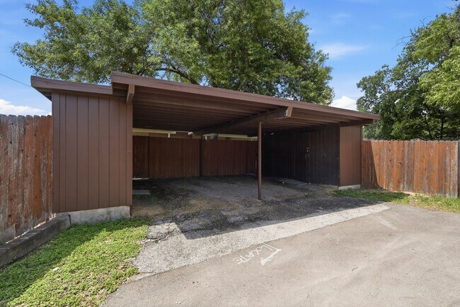 Building Photo - Prime North Central Location!