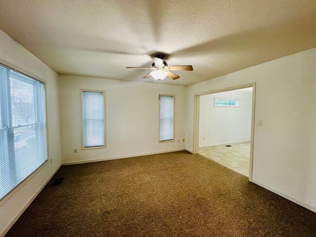 Building Photo - Townhouse Located at Pikes Place