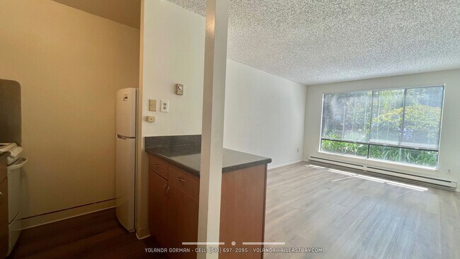 Building Photo - Sweet 2nd floor  studio condo at resort-like Watergate by the Bay in Emeryville!