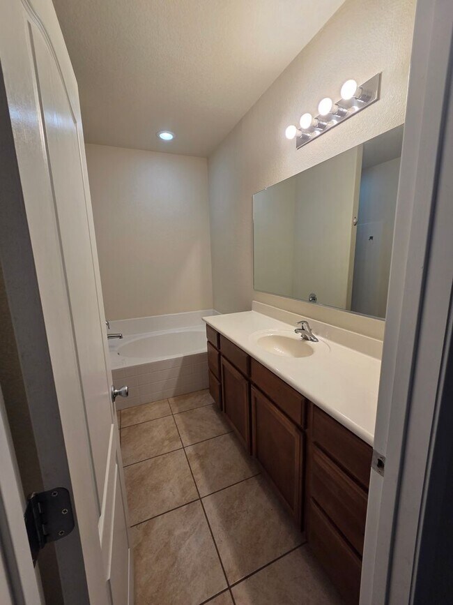 Building Photo - NW 3/BD 2/BA 2/CG Single Story