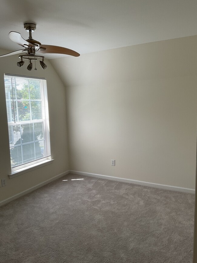 Building Photo - 3 bed, 2.5 bath in desirable Willowmere!