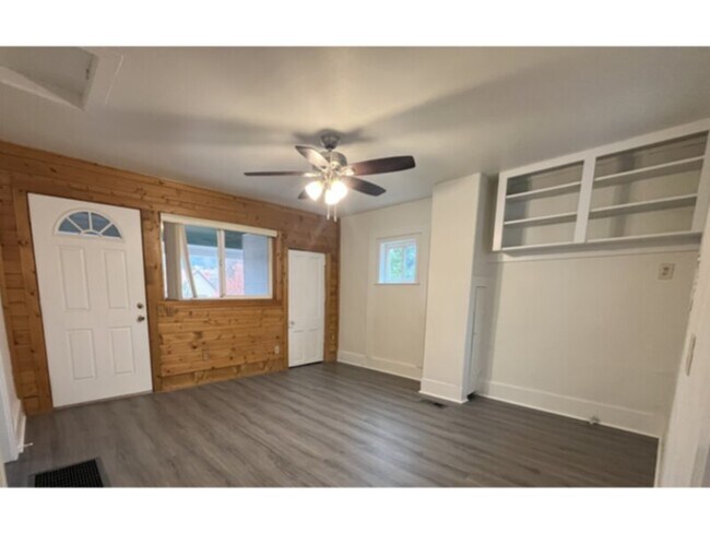 Building Photo - Recently updated Westside home!