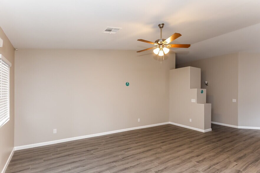 Building Photo - 1079 Featherwood Ave