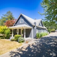 Building Photo - Charming 5 Bedroom + Huge yard!