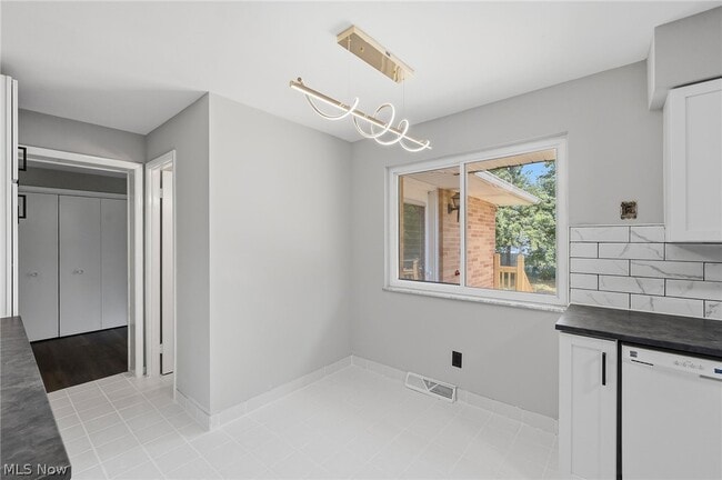 Building Photo - 333 E Ridgewood Dr