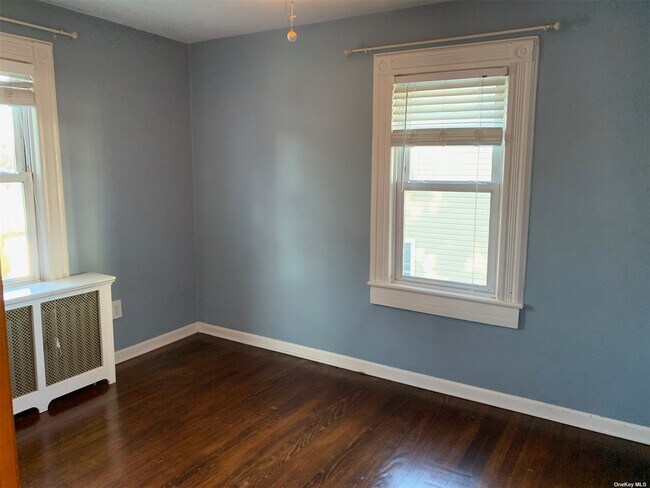 Building Photo - 571 Mineola Ave