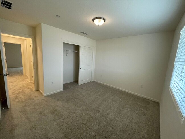 Building Photo - Spacious Modern Family Home in Prime Fresno Location!