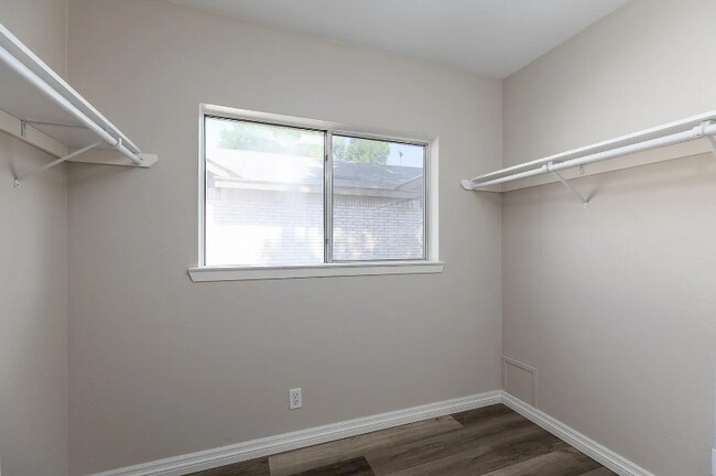 Building Photo - 178 Oakside