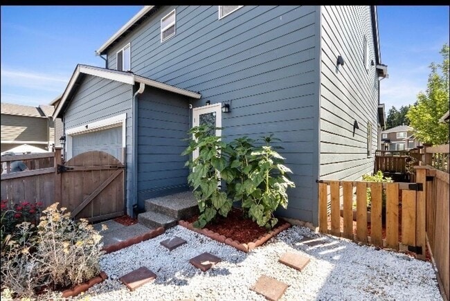 Building Photo - Large 4 bedroom home-Pet friendly!