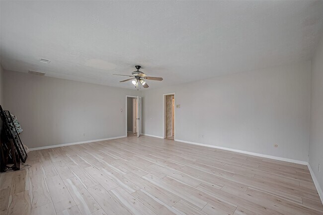 Building Photo - 811 Loire Ln