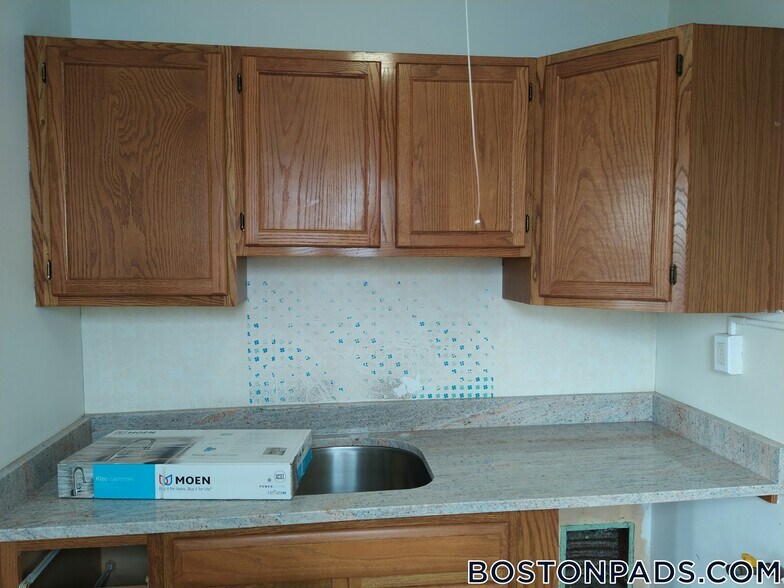 Building Photo - 349 Pleasant St