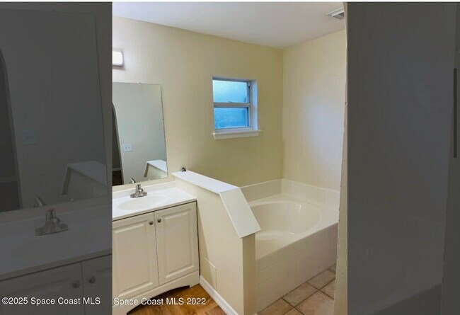 Building Photo - 2117 Buescher Hill St