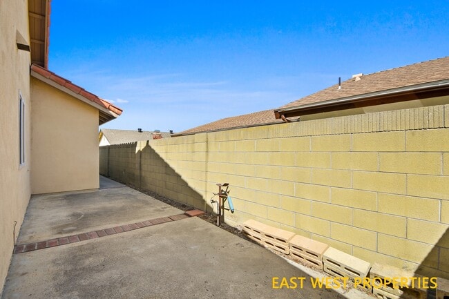 Building Photo - 5012 Greencap Ave