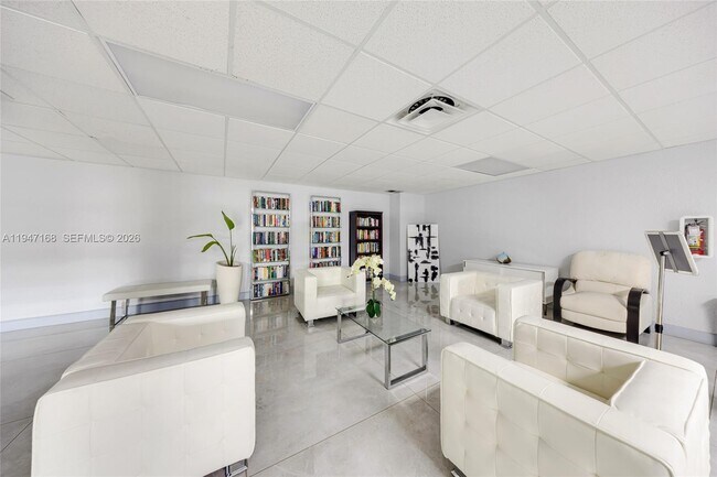 Building Photo - 600 Parkview Dr