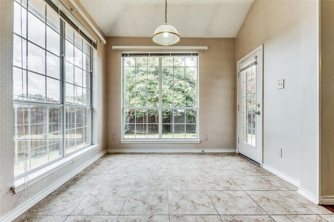 Building Photo - 1429 Sandlewood Dr