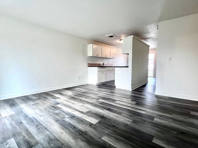 Building Photo - BRIGHT AND CLEAN GRESHAM TRIPLEX!! UPGRADE...