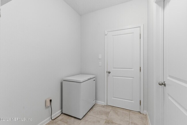 Building Photo - 454 Willow Lake Dr