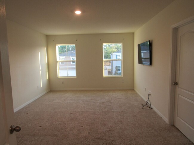Building Photo - BEAUTIFUL 5 BEDROOM, 3 BATH SINGLE FAMILY ...