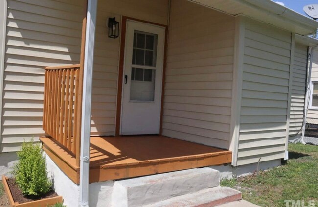 Building Photo - 1012 Elm St