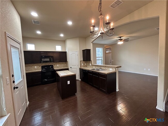 Building Photo - 665 Creekside Cir