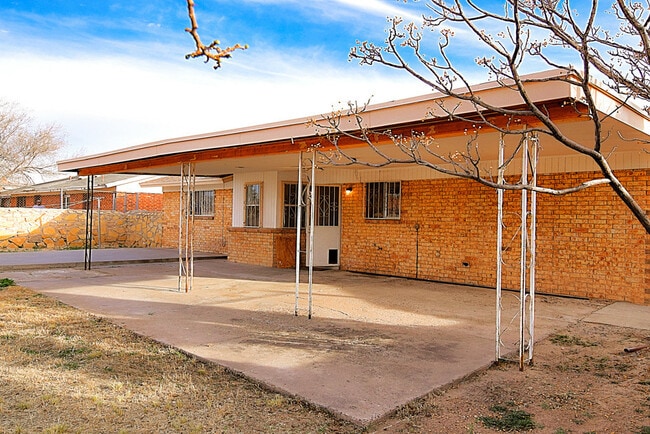 Building Photo - Eastside 3 Bedroom 2 Bath