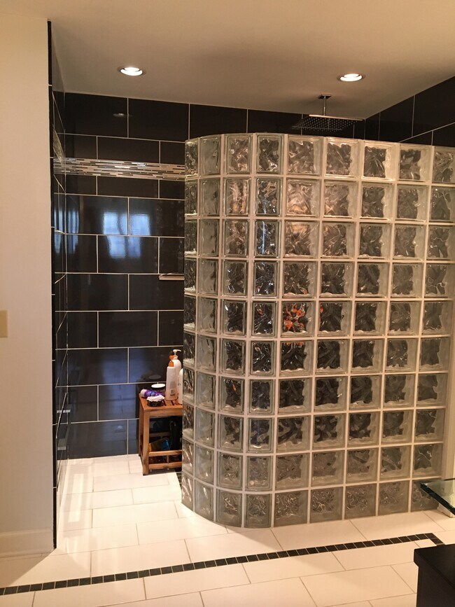 Building Photo - 705 Spring House Circle